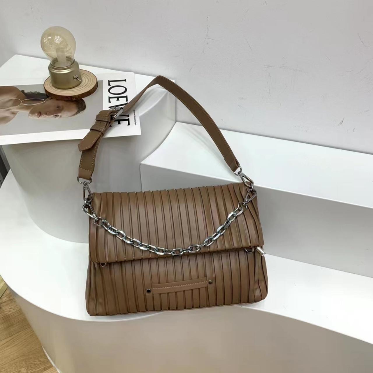 Жіноча сумка з ланцюжком через плече Goodyfun 8789 коричнево-жовта