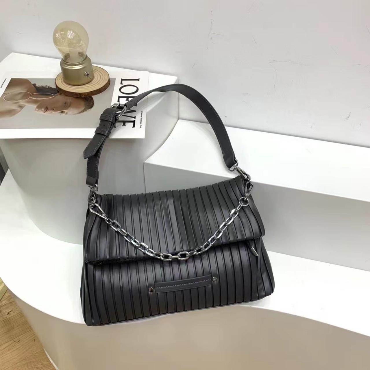 Жіноча сумка з ланцюжком через плече Goodyfun 8789 темно-сіра