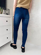Джинси жіночі з потертостями в розмірах 3XL, 4XL, 5XL Джегінси Ластівка — напівбатал (Синій), фото 3