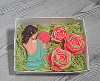 Подарочный набор сувенирного мыла Девушка и розочки (коробочка с прозрачным верхом)