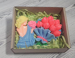 Подарунковий набір сувенірного мила Дівчина та букет тюльпанів