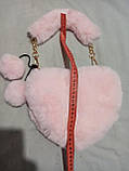 Блідо-рожева хутряна сумка у формі серця з помпоном, сумка-клатч, фото 4