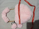 Блідо-рожева хутряна сумка у формі серця з помпоном, сумка-клатч, фото 5