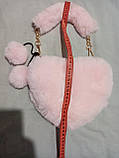 Блідо-рожева хутряна сумка у формі серця з помпоном, сумка-клатч, фото 3