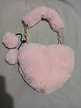Блідо-рожева хутряна сумка у формі серця з помпоном, сумка-клатч, фото 2