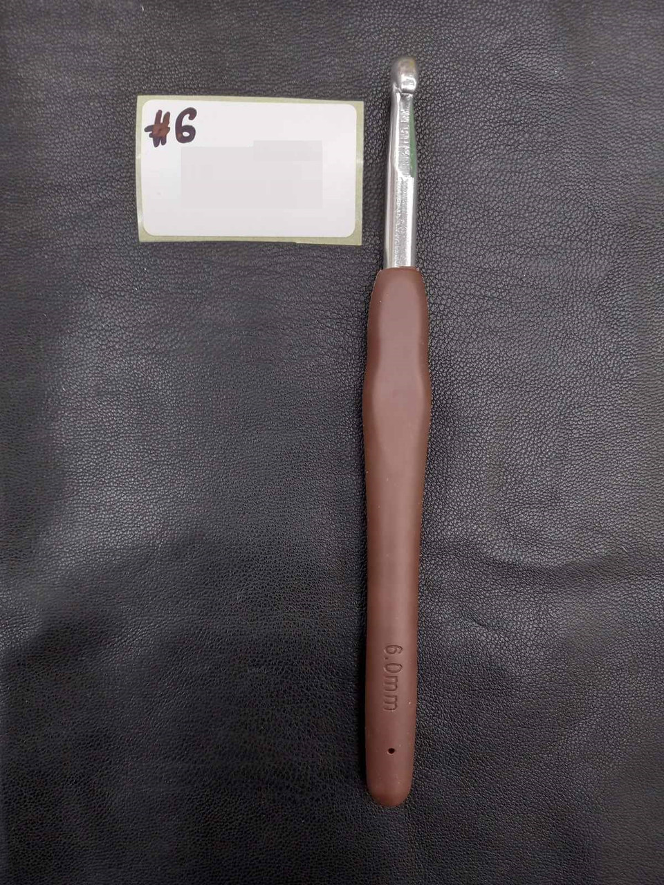 Крючок для вязания с коричневой ручкой 6 мм - фото 1 - id-p1584436544