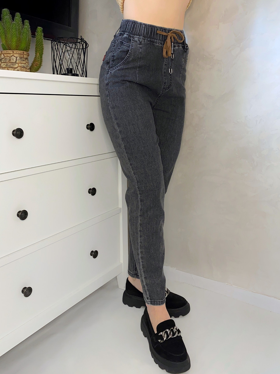 Джинси МОМ Жіночі стильні джинси прямого крою в сірому кольорі