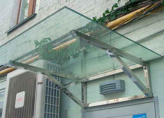 Скляний козирок і навіс над входом із неіржавкої сталі