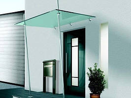 Козирки над входом із гартованого скла та неіржавкої сталі.