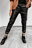Трендові жіночі брюки джоггеры з турецької еко-шкіри з кишенями, фото 10