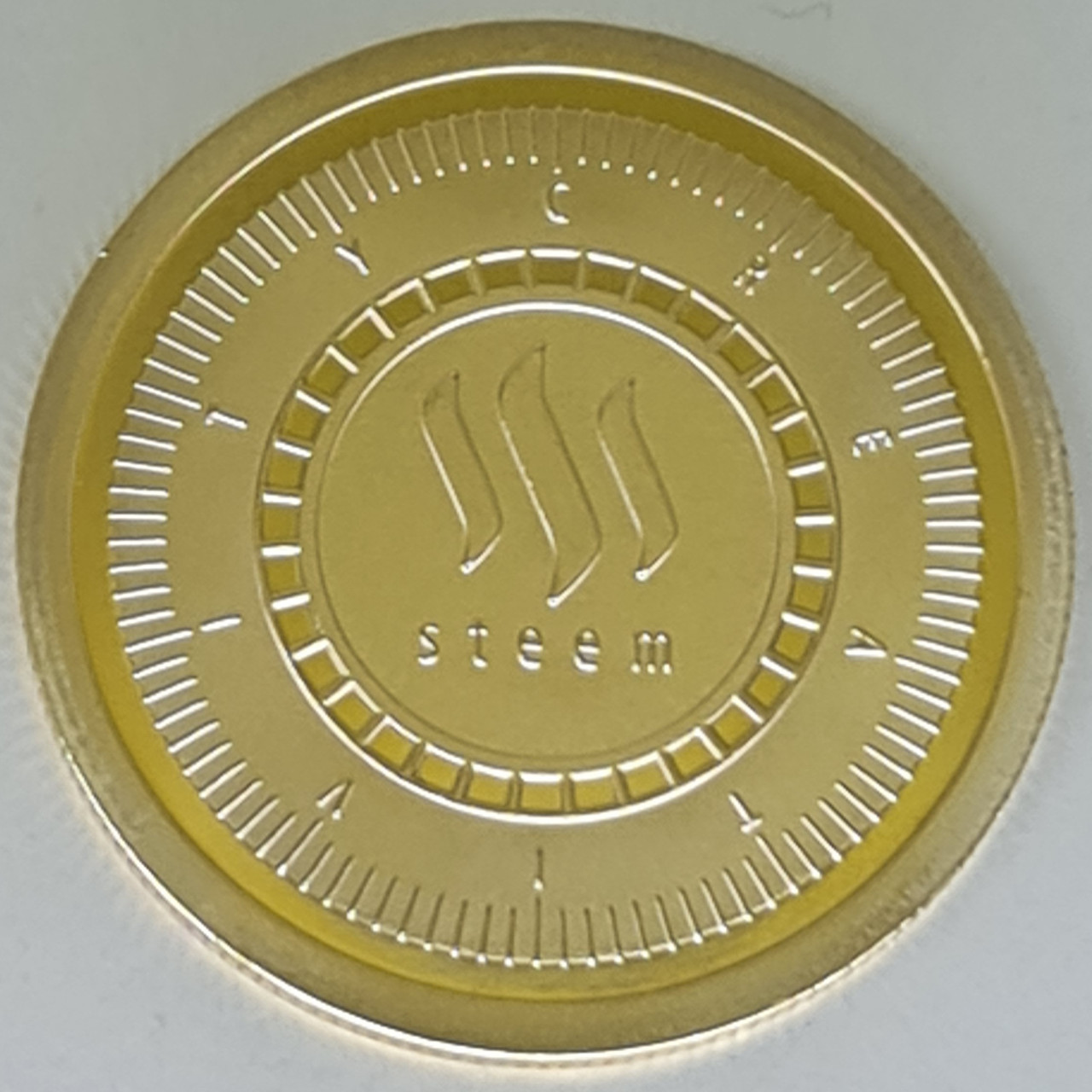 Монета сувенірна STEAM золотого кольору.