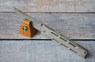 Складаний ніж Тор, з клинком типу американський танто, має скелетну конструкцію рукояті