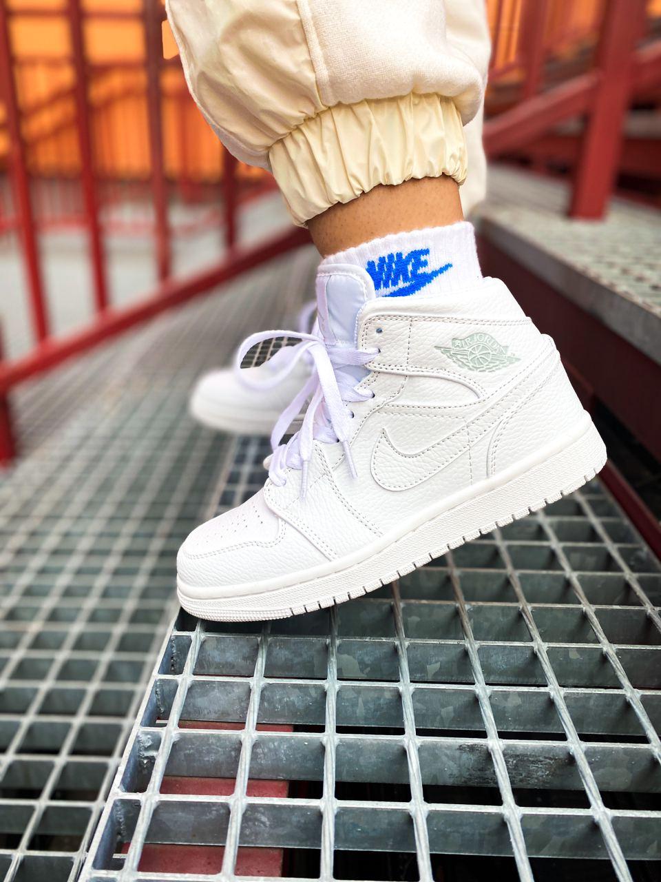 Чоловічі / жіночі кросівки Nike Air Jordan 1 Retro Mid Mono White | Найк Аір Джордан 1 Білі