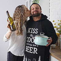 Подарок мужчине фартук кухонный Kiss the cook and bring him a beer