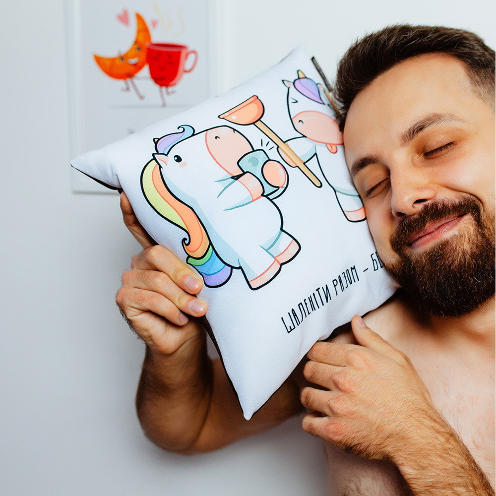 Подушка з принтом габардинова Шаленіти разом – безцінно! (єдиноріг) 50x50 см (5P_20L031_UKR), фото 1