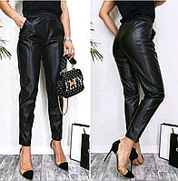 Демисезонные женские брюки из экокожи черные