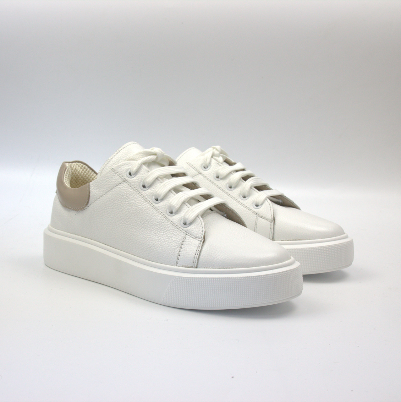 Легкі білі кросівки шкіряні кеди жіноча весняна взуття Cosmo Shoes Classic White