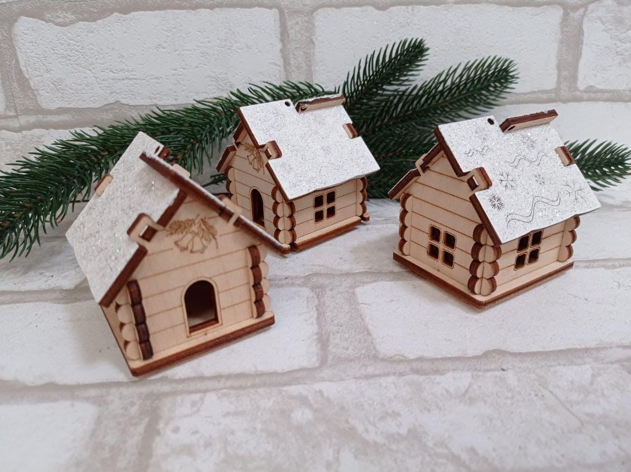 Дерев'яний будиночок-підвіска на ялинку h 7х6.5 см, фото 1