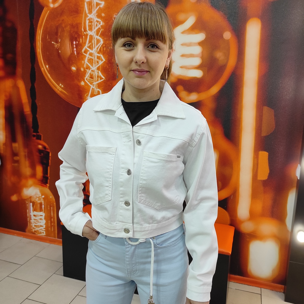 Жіноча джинсова куртка біла укорочена