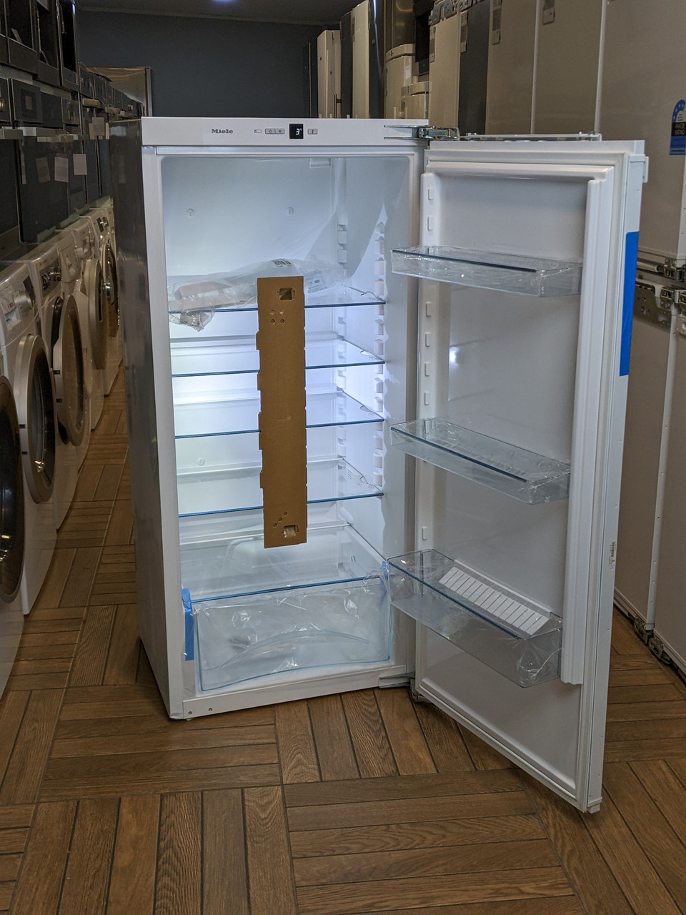 Встраиваемый холодильник Miele K 34223 i
