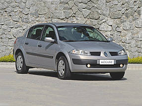 Амортизатор передній Renault Megane 2 від 2002 г із двигунами 1.4-2.0, Стійка амортизатора Рено Меган 2, фото 3