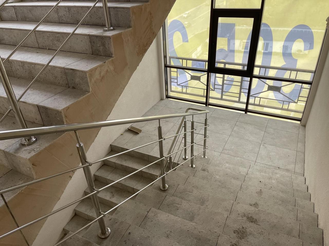 Поручні з неіржавкої сталі. Перильна огорожа 3 ригелі на ригелетримачах