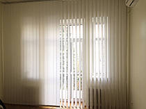 Вертикальні жалюзі в офісі.