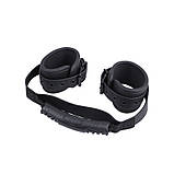 Кайдани для рук з рукояткою чорні Chisa Ignite Your Fantasy Cuffs Кайф, фото 3