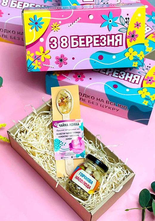 Подарунковий набір на 8 Марта "Ліжок чаю + горіхове асорті в меді"