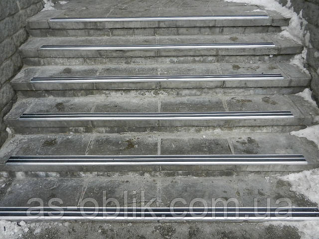 Накладка алюмінієва протиковзна подвійна з кутом