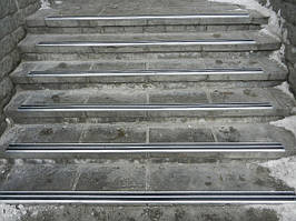 Накладка алюмінієва протиковзна подвійна з кутом