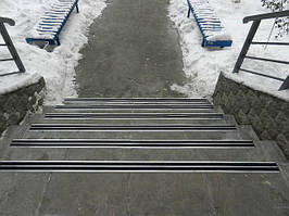 Накладки протиковзні тактильні подвійні на сходи б/кута