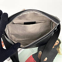 Жіноча шкіряна сумка бананка через плече з текстильним ремінцем чорна, фото 7
