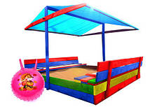Дерев'яна пісочниця закрита лавками 120x120