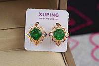 Серьги Xuping Jewelry резной ромбик с зеленым камешком 1.5 см золотистые