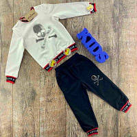 Фирменный детский спортивны костюм из кофты молочного и штанов черного цвета с фирменными надписями на резинке
