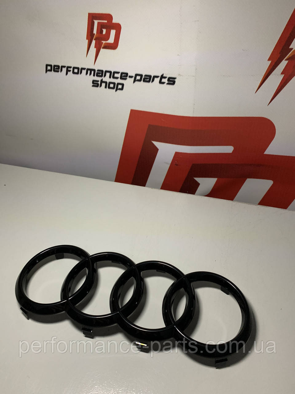 Емблема чорна передня Audi 8W0071801
