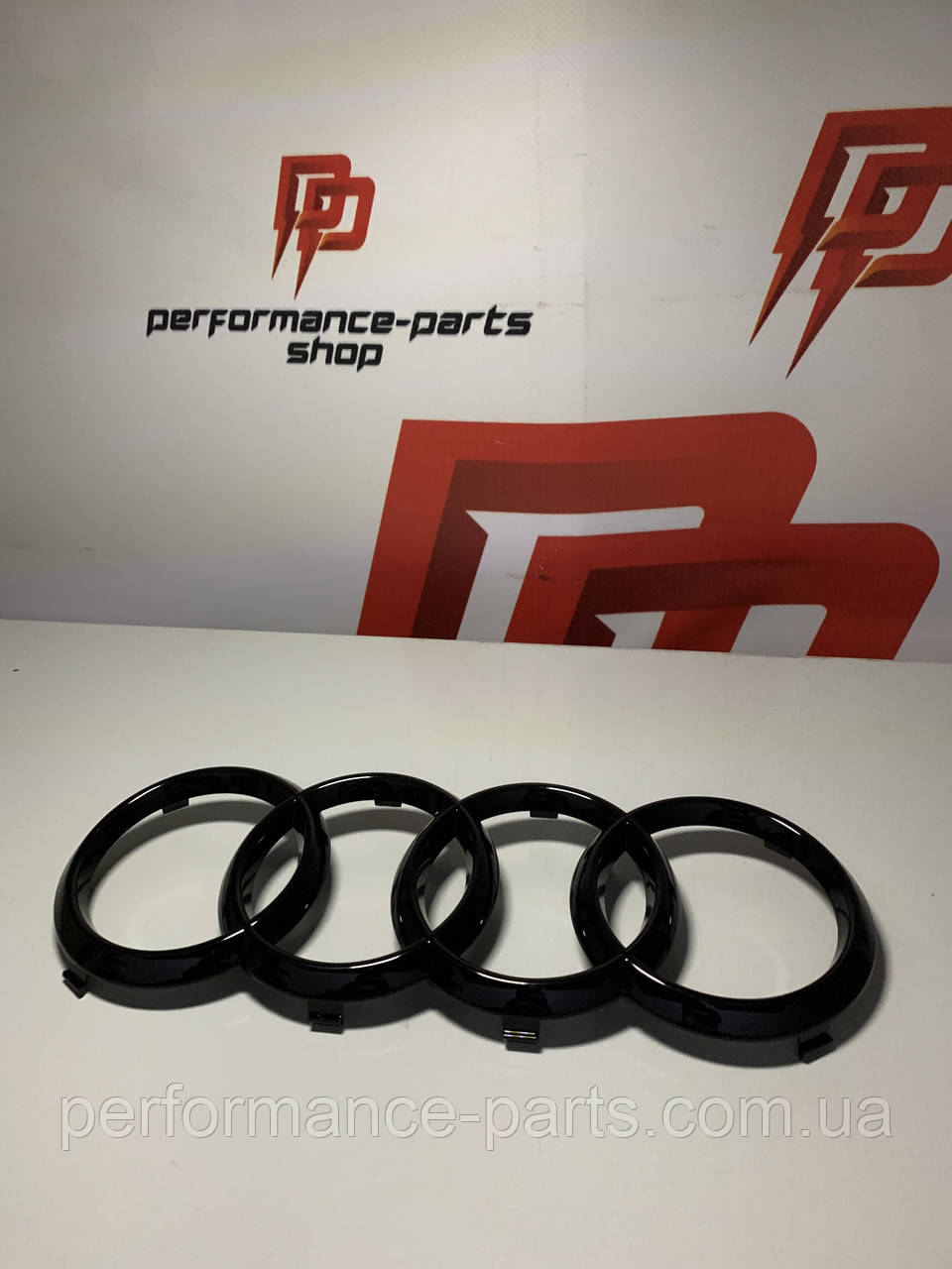 Емблема чорна задня Audi 82A071801