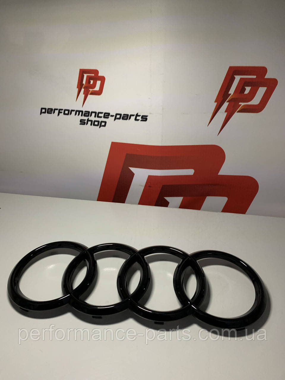 Емблема чорна передня на решітку Audi 4M0071801
