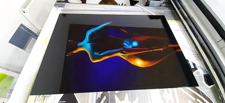 Изготовление стеклянного панно с фотопечатью обнаженной девушки 3