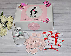 Подарунковий набір для мами з чашкою, шоколадом і записками зі словами любові до мами.