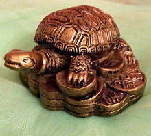 Статуетка фен — шуй черепаха на монетах, розмір 3x5 см.