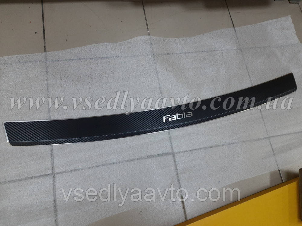 Накладка на бампер з загином Skoda Fabia II хетчбек з 2007 р. (Carbon), фото 1
