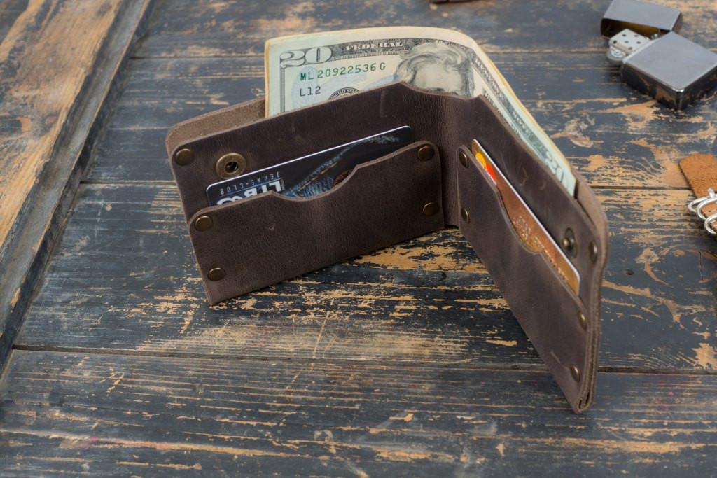 Мужской кожаный кошелек Гранж коричневый ручная работа с заклепками - фото 2 - id-p1450351248