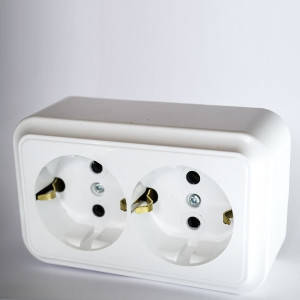 Купить Розетка двойная наружная евро белая РА 16-061 Светоприбор, цена ...