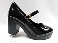 Черные лаковые туфли на каблуке с ремешком. 38 размер .