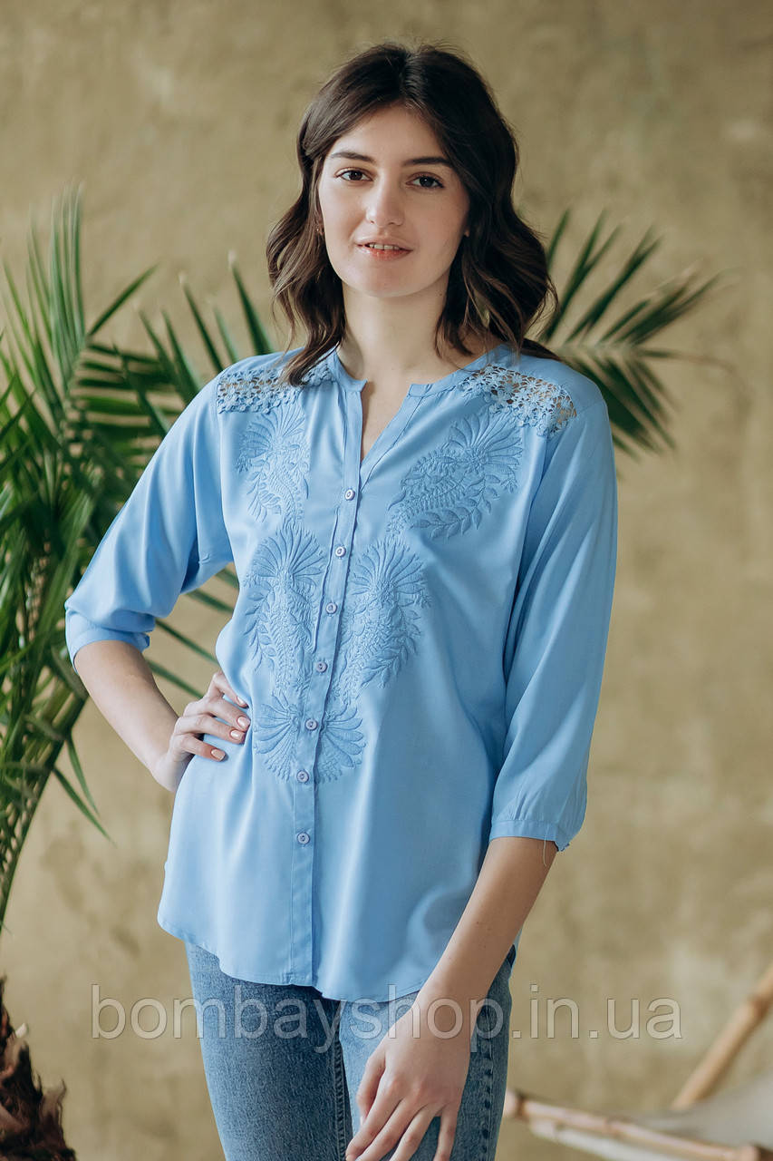 Елегантна літня жіноча штапельна блуза ніжно-голубого кольору з вишивкою №6008-1