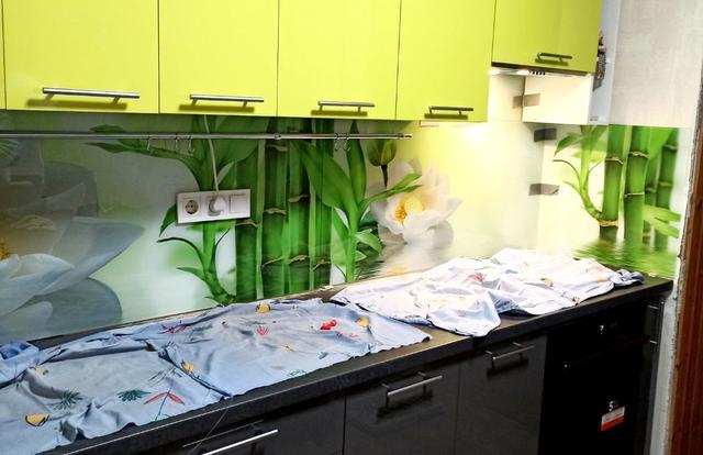 установка-фартука-на-кухне-из-стекла-с-фотопечатью ustanovka-fartuka-na-kukhne-iz-stekla-s-fotopechat'yu