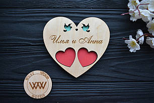 Блюдце, підставка для кілець з дерева з гравіюванням імен та голубами для весільної церемонії (серце) у кольорі