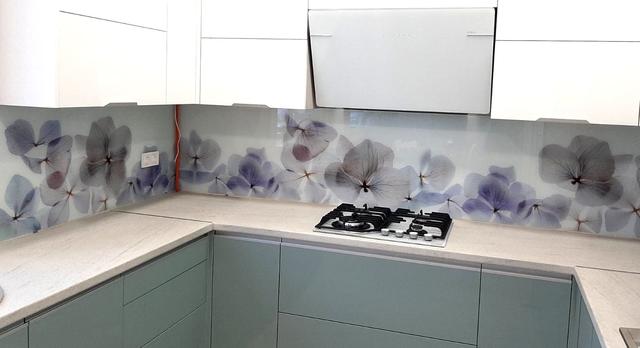 steklyannyy-kukhonnyy-fartuk-skinali-skeletnyye-lepestki